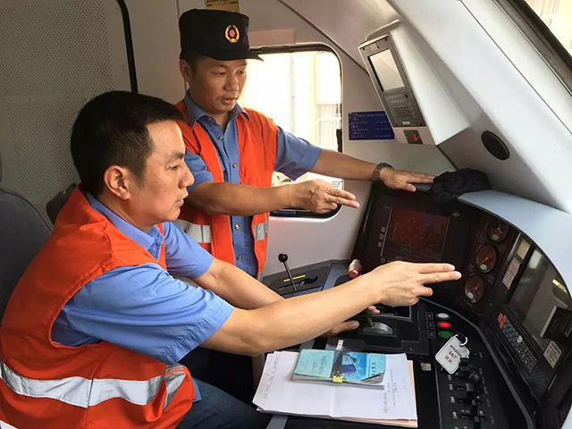 西安市職工大學(xué)帶你了解火車司機(jī)日常工作！