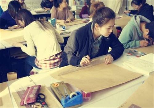 秦皇島東方服裝學(xué)校正規(guī)嗎？有什么教學(xué)方式？