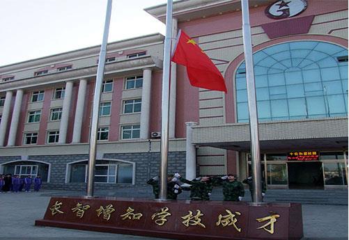 保定新興工業(yè)技工學(xué)校是全日制學(xué)校嗎？學(xué)校提供住宿嗎？