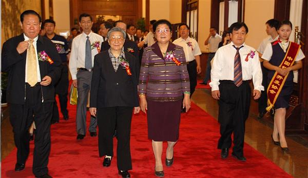 全國(guó)政協(xié)副主席錢正英（左一）、十五屆中央委員顧秀蓮（左三）、國(guó)務(wù)院扶貧主任，政協(xié)常委胡富國(guó)（左一）、北方汽車專修學(xué)校曹振峰董事長(zhǎng)（右一）在人民大會(huì)堂共同出席北方學(xué)校七千萬扶貧工程